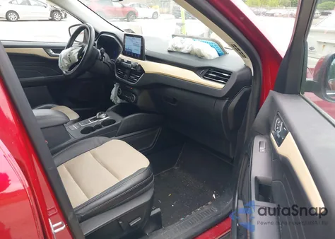 2021 Ford Escape Titanium z USA, uszkodzony, nr VIN 1FMCU9J90MUA33755